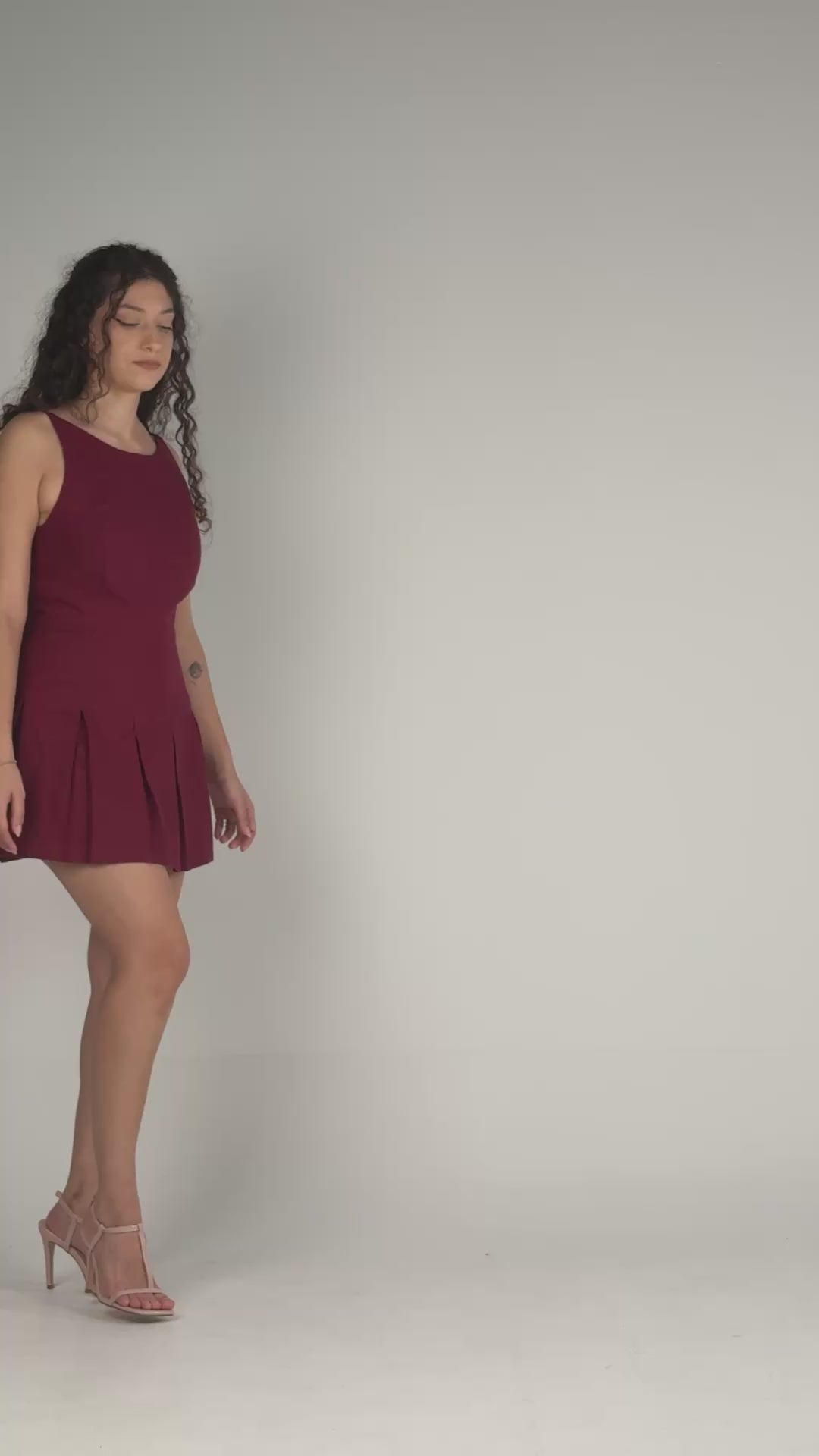Vestido Curto com Pregas